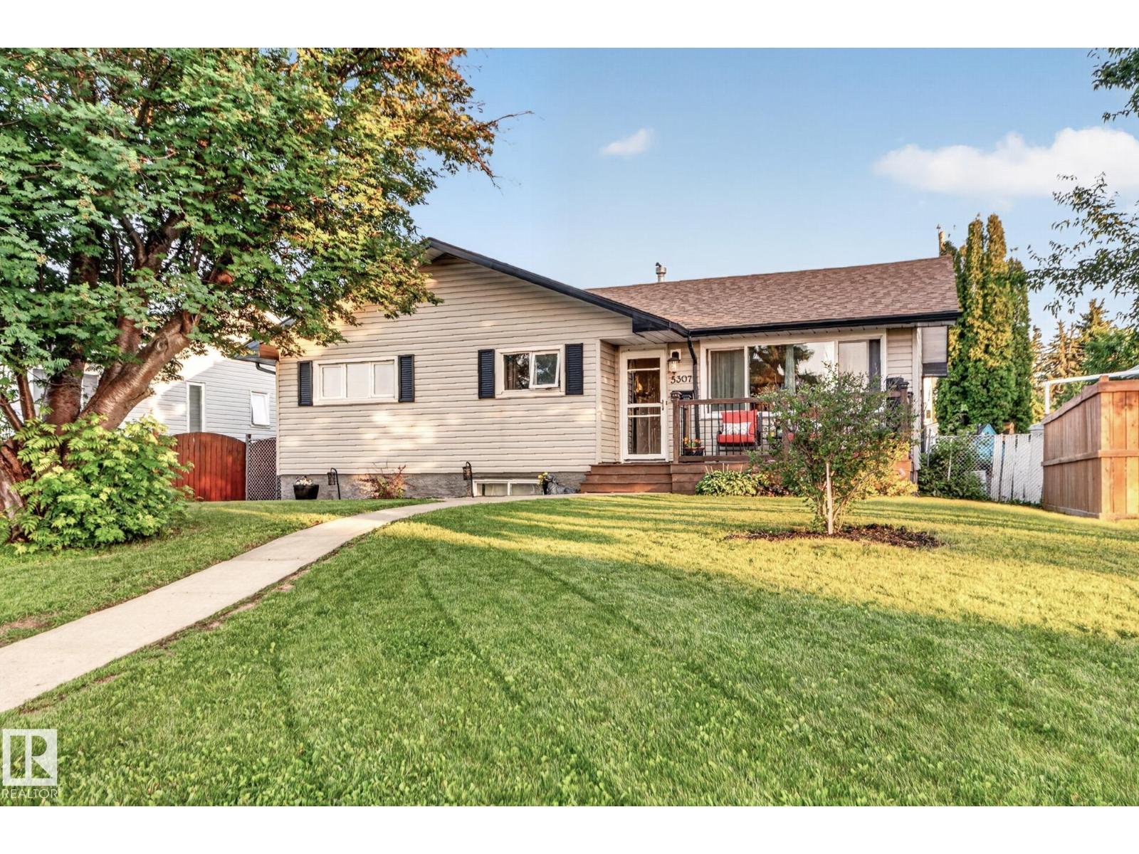 5307 104 Av Nw Property Photo 1