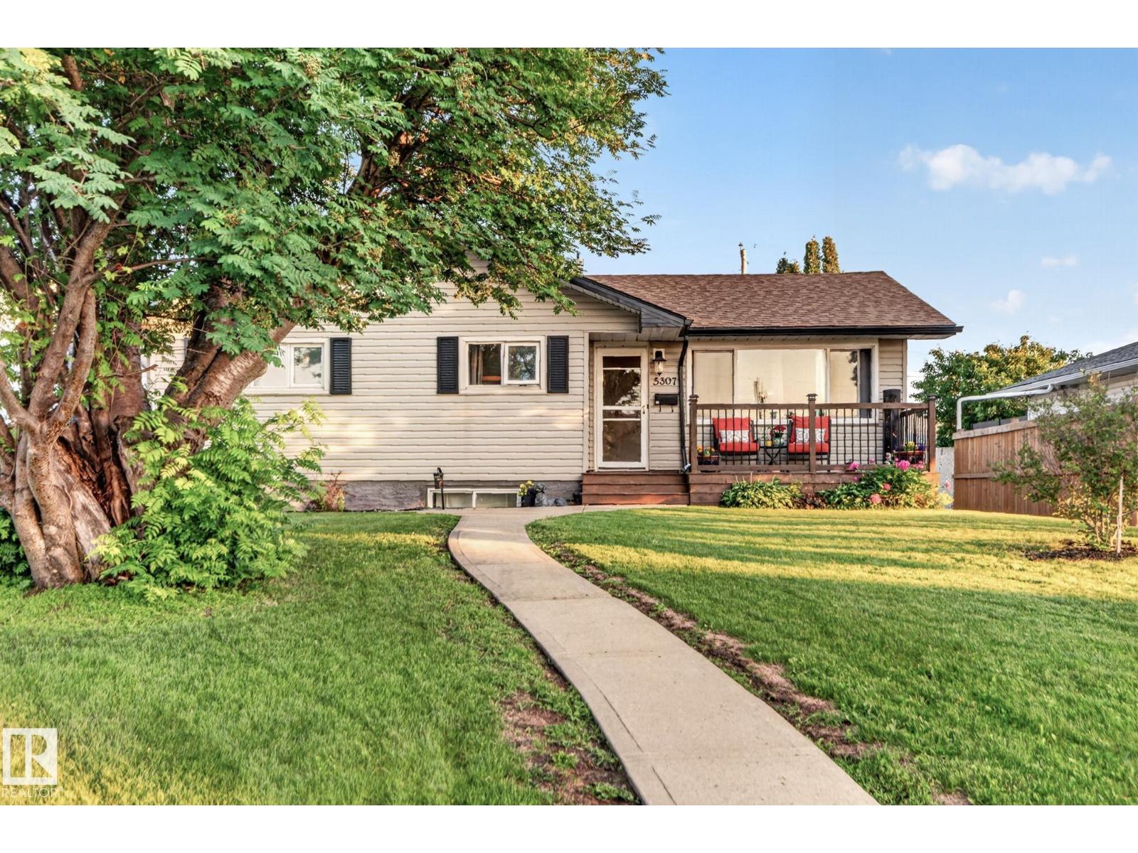 5307 104 Av Nw Property Photo 3