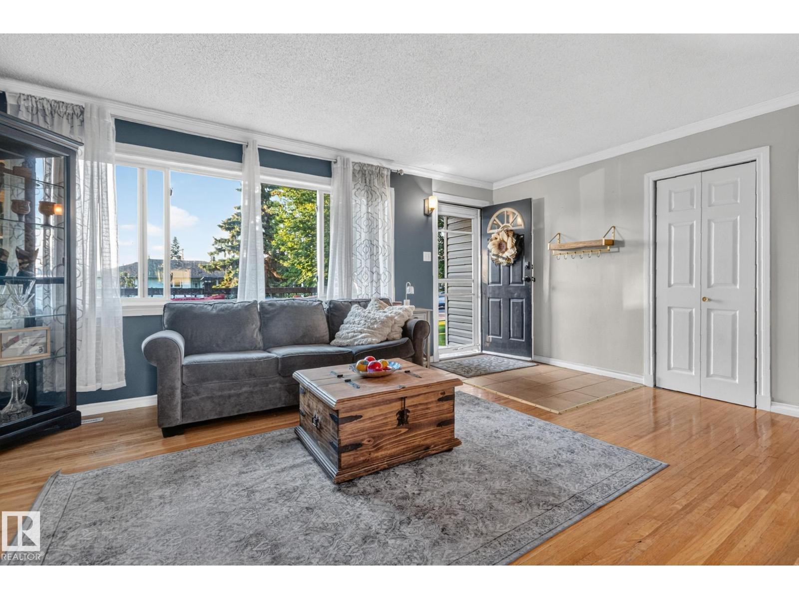 5307 104 Av Nw Property Photo 6