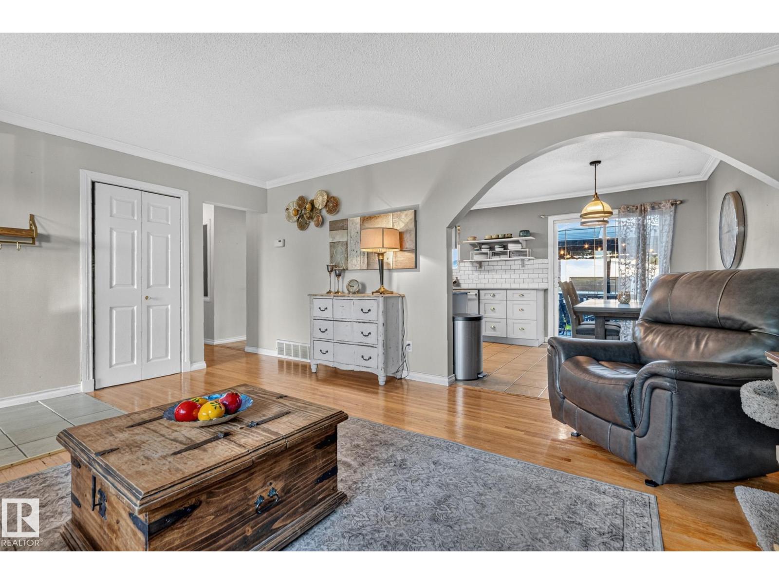5307 104 Av Nw Property Photo 8
