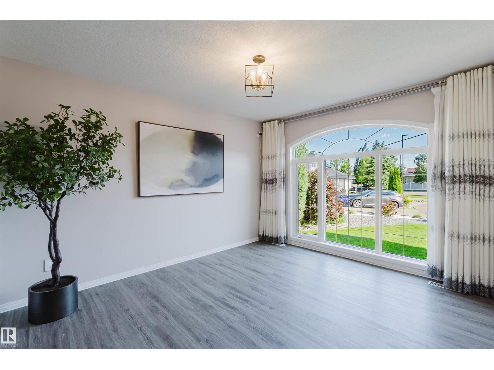 11526 9 Av Nw Property Photo 9