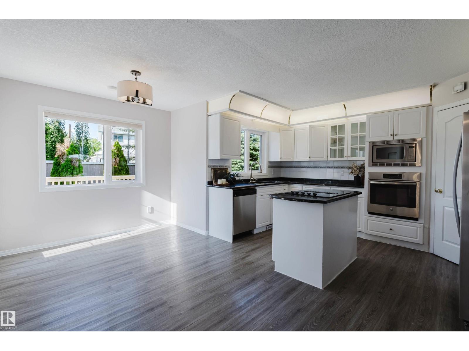11526 9 Av Nw Property Photo 16