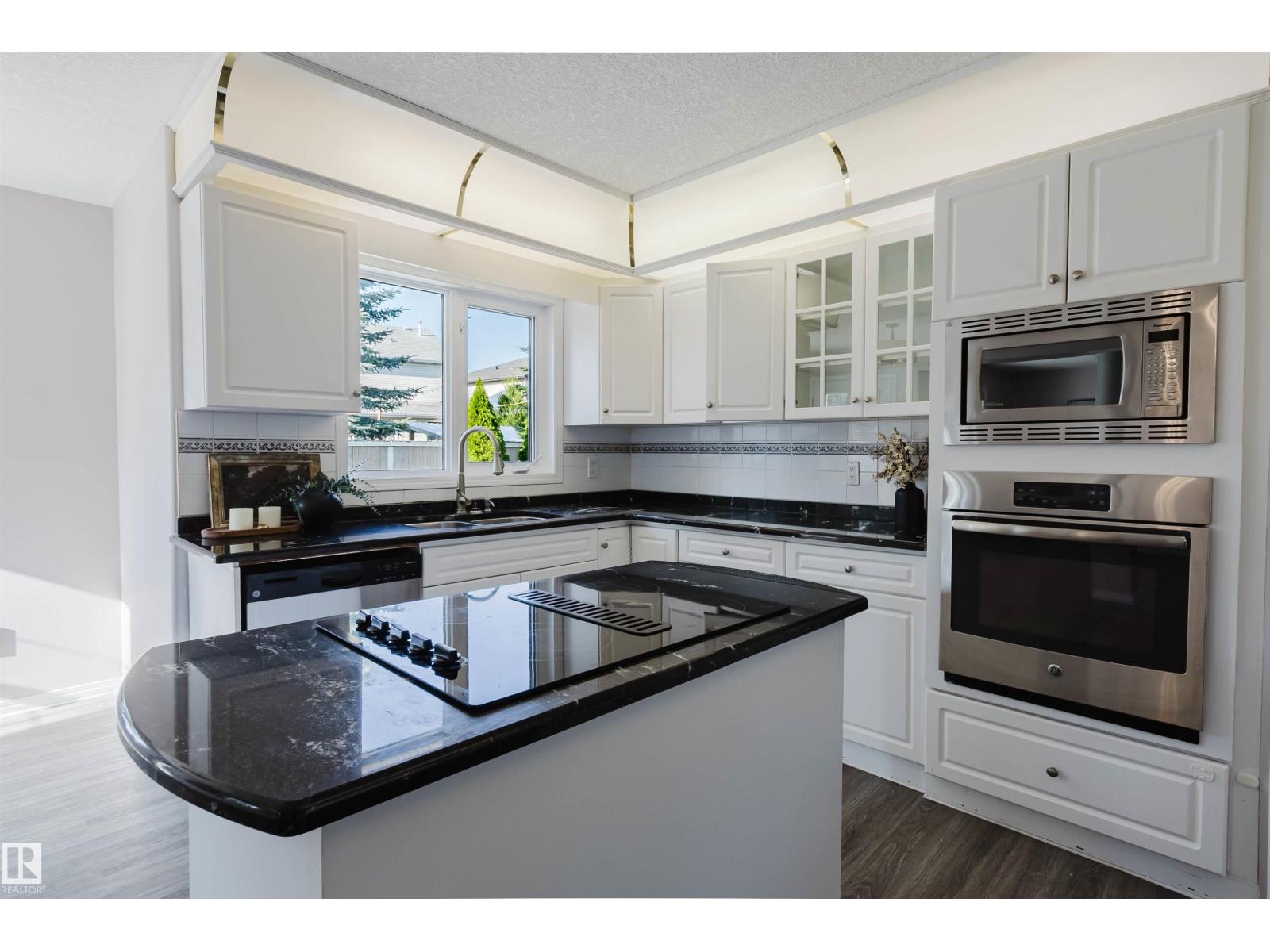 11526 9 Av Nw Property Photo 17