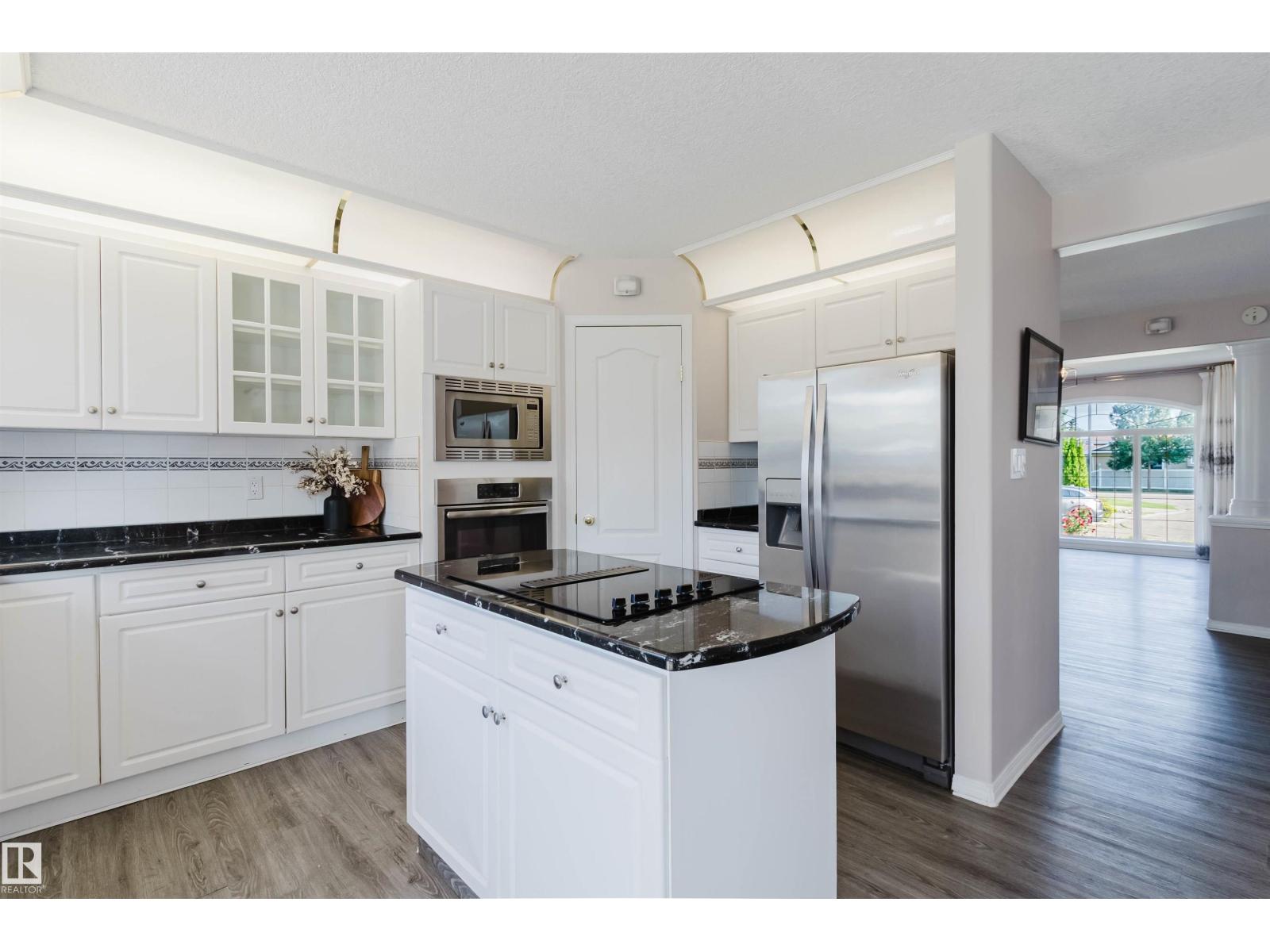 11526 9 Av Nw Property Photo 22