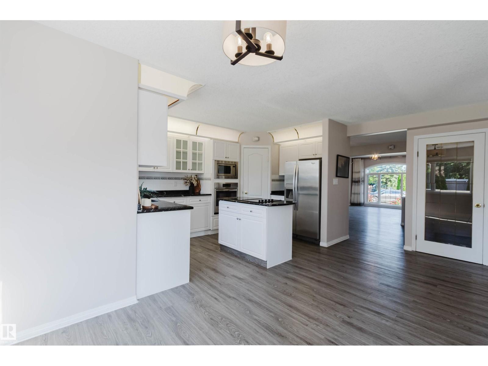 11526 9 Av Nw Property Photo 24