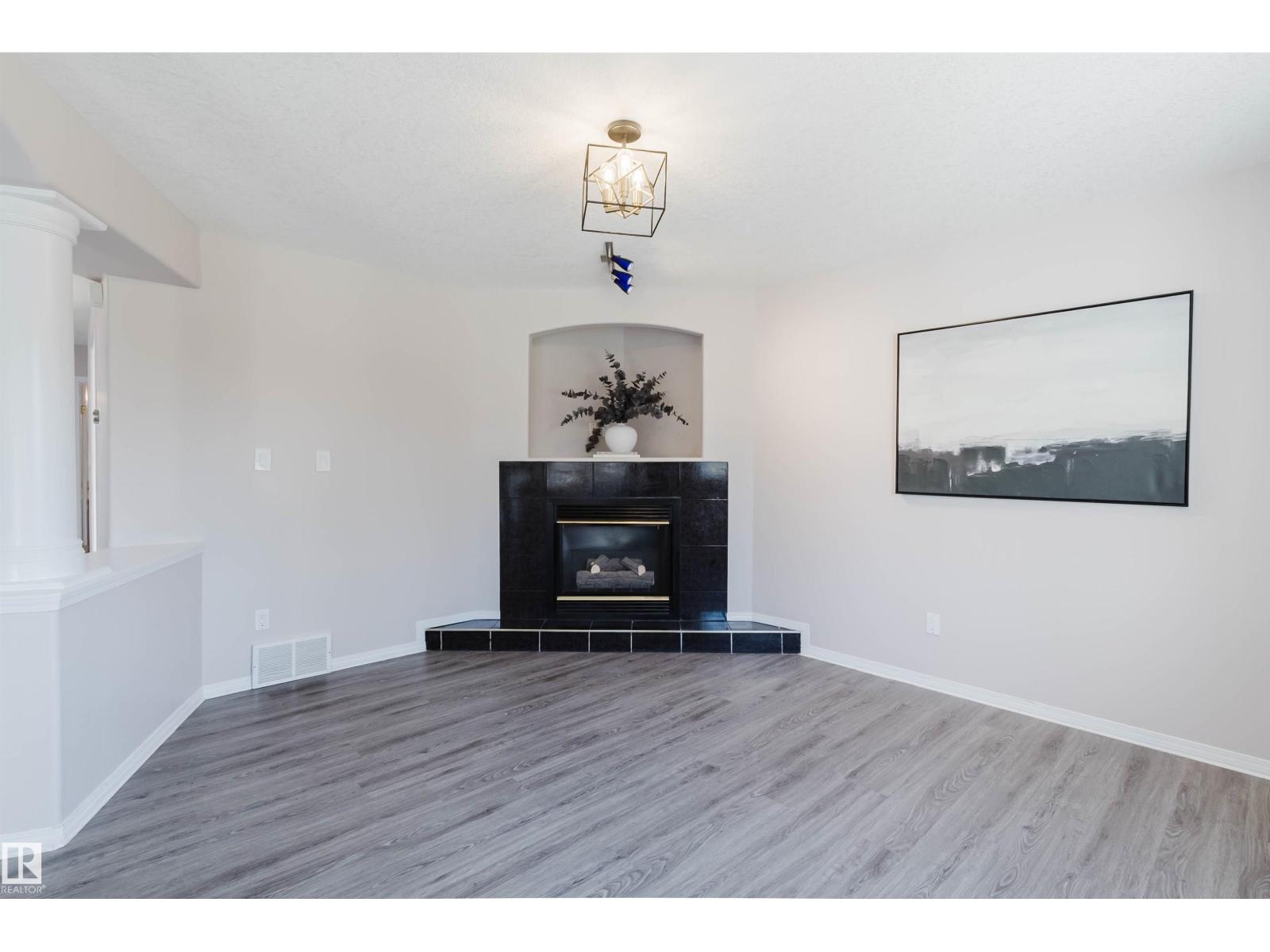 11526 9 Av Nw Property Photo 25