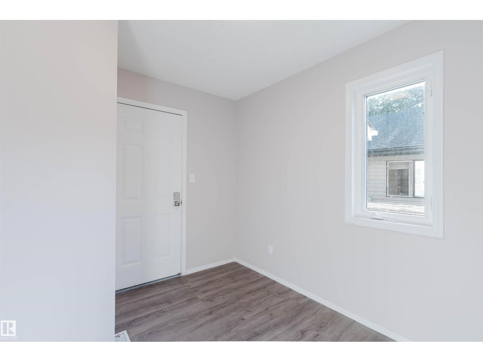 11526 9 Av Nw Property Photo 31