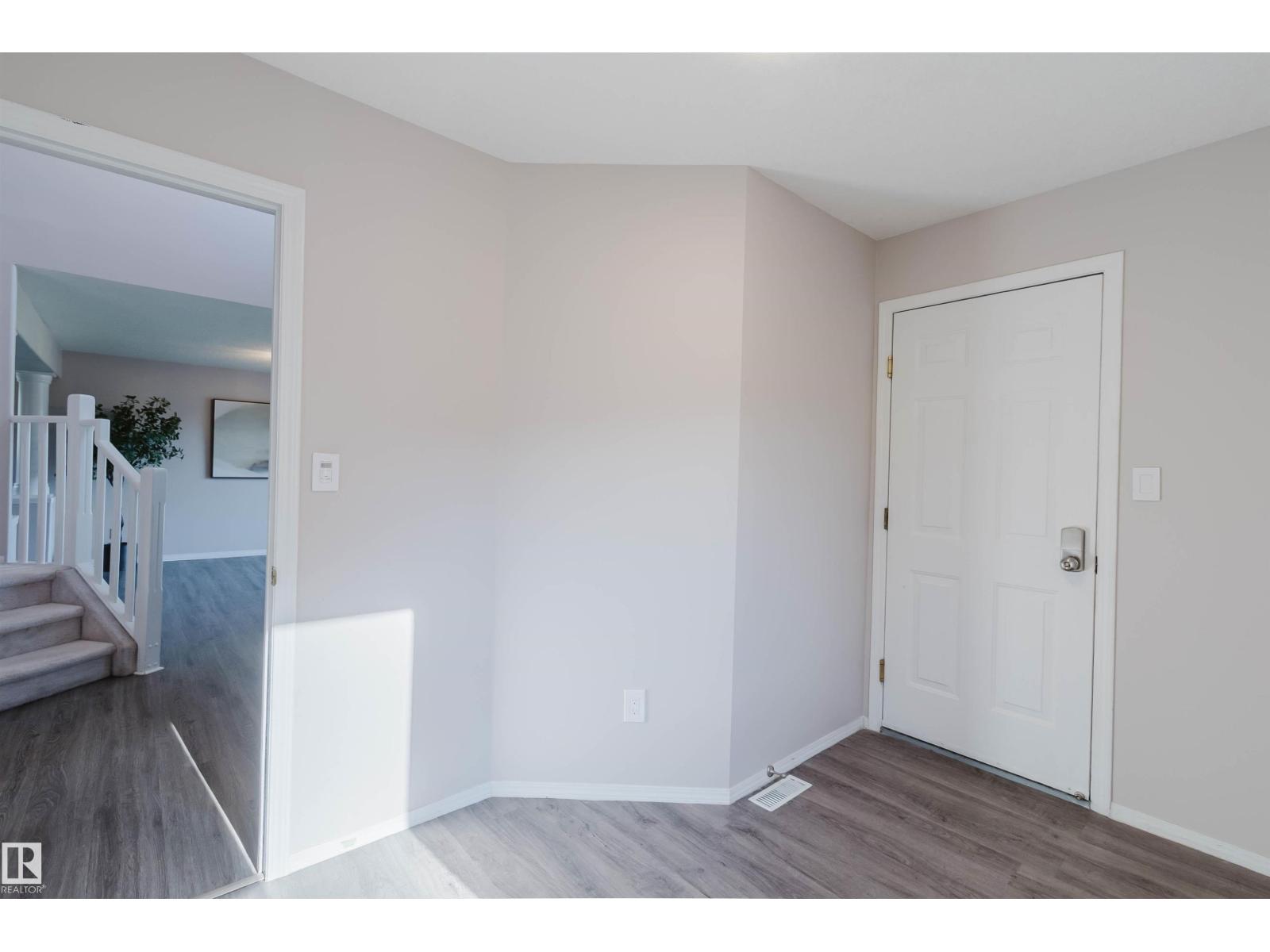 11526 9 Av Nw Property Photo 32