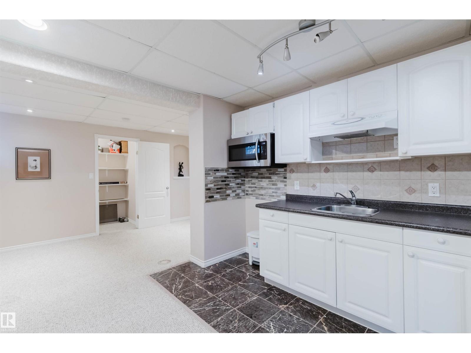 11526 9 Av Nw Property Photo 55