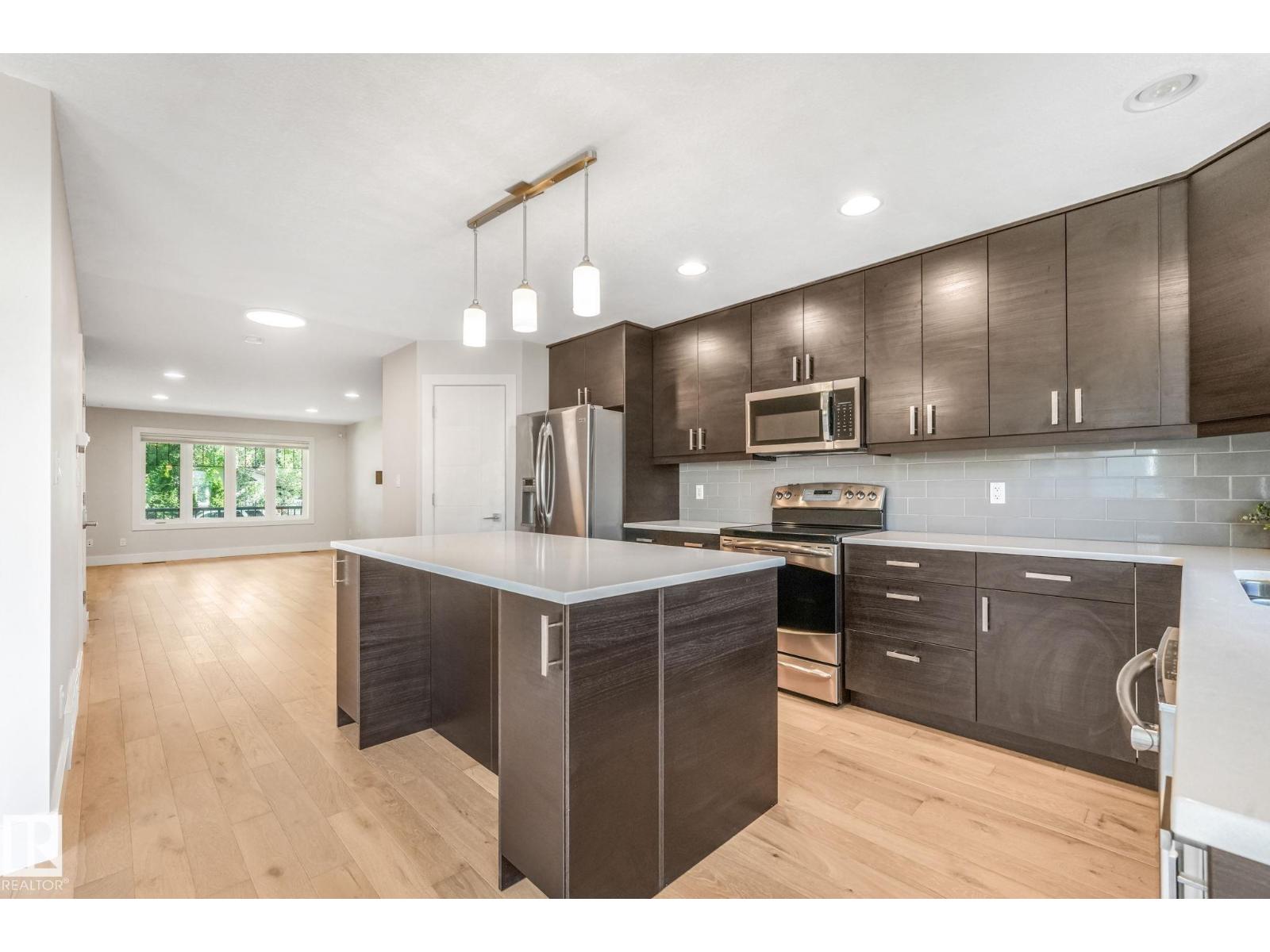10433 70 AV NW