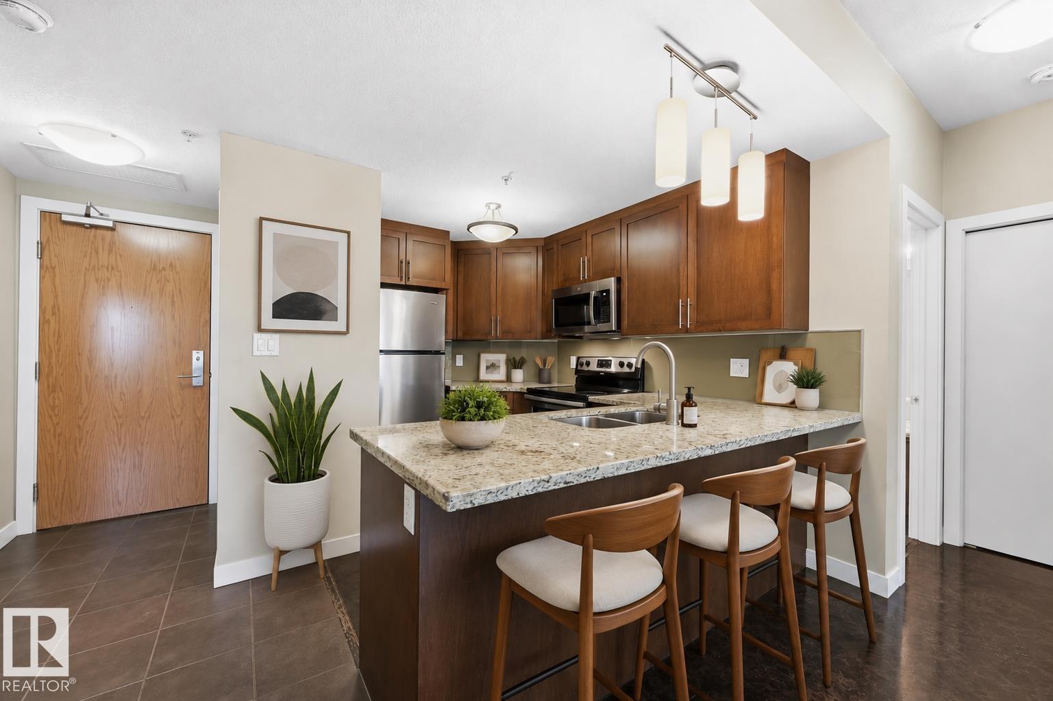 #805 10055 118 ST NW