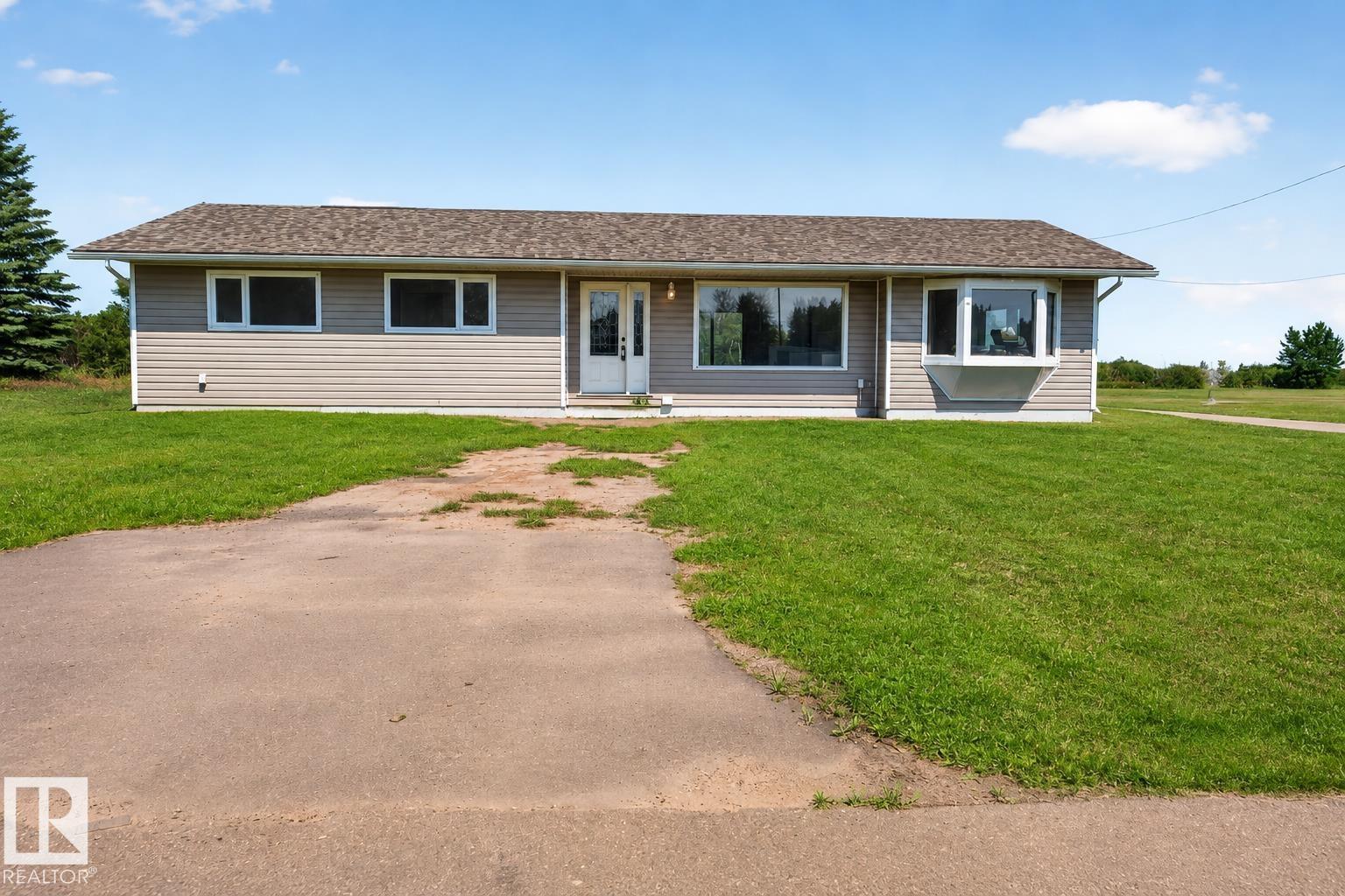 5316 54 Av Property Photo 1