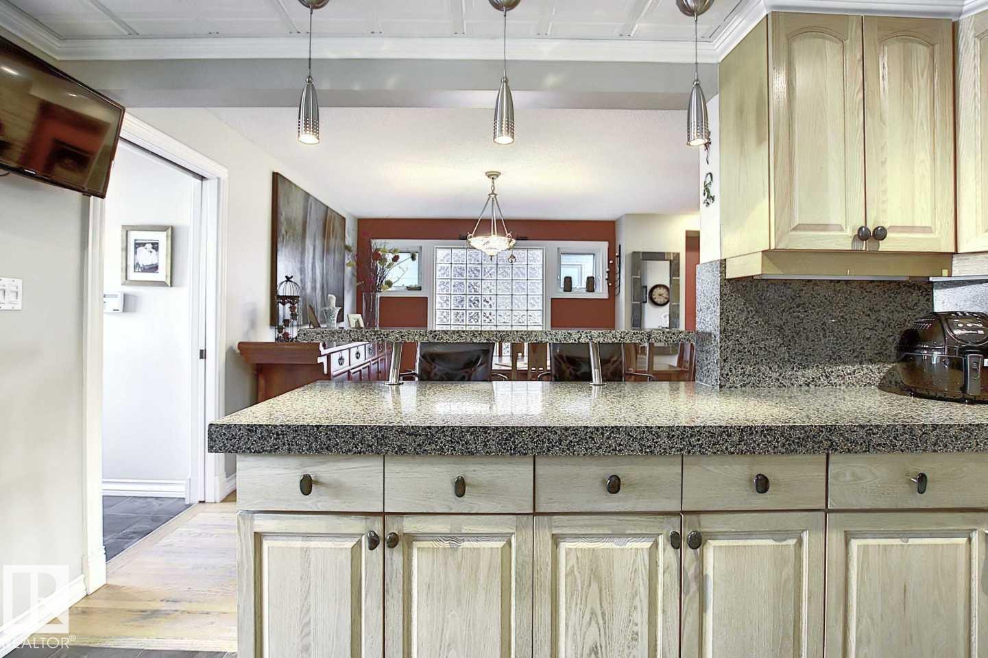 11126 52 St Nw Property Photo 9