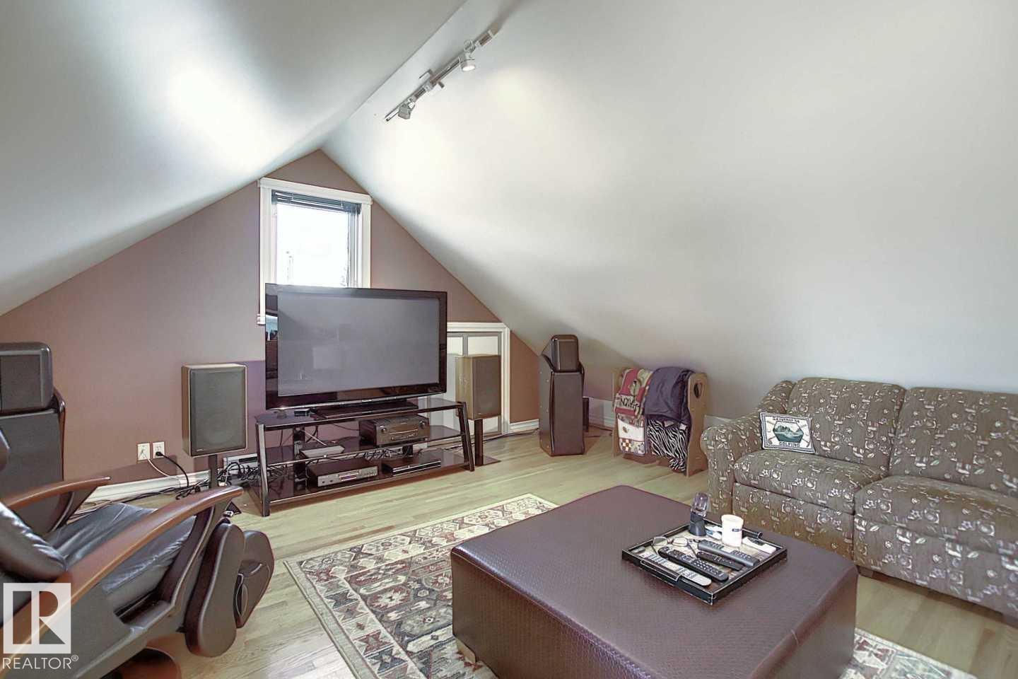 11126 52 St Nw Property Photo 45