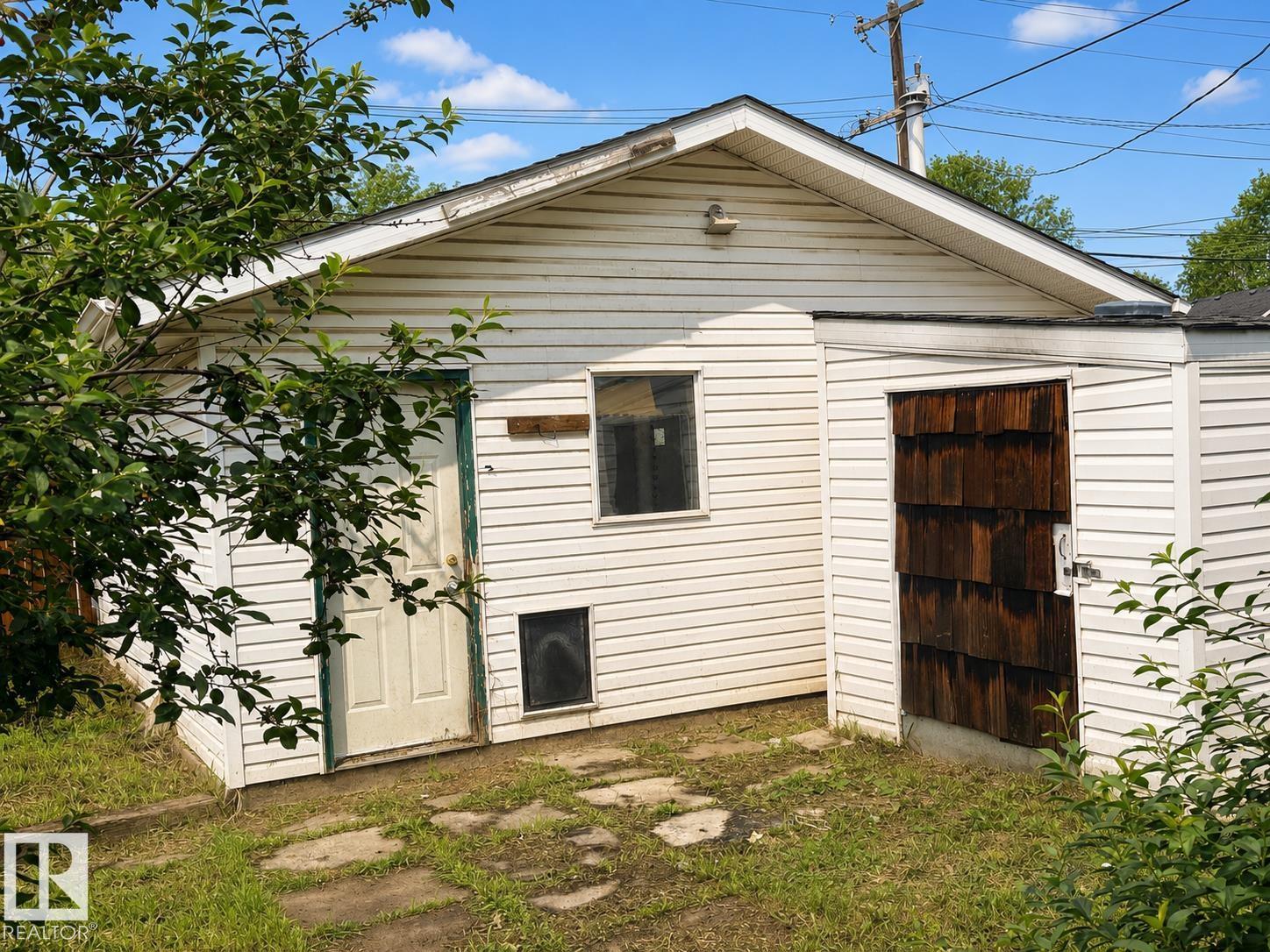 11916 95a St Nw Property Photo 2