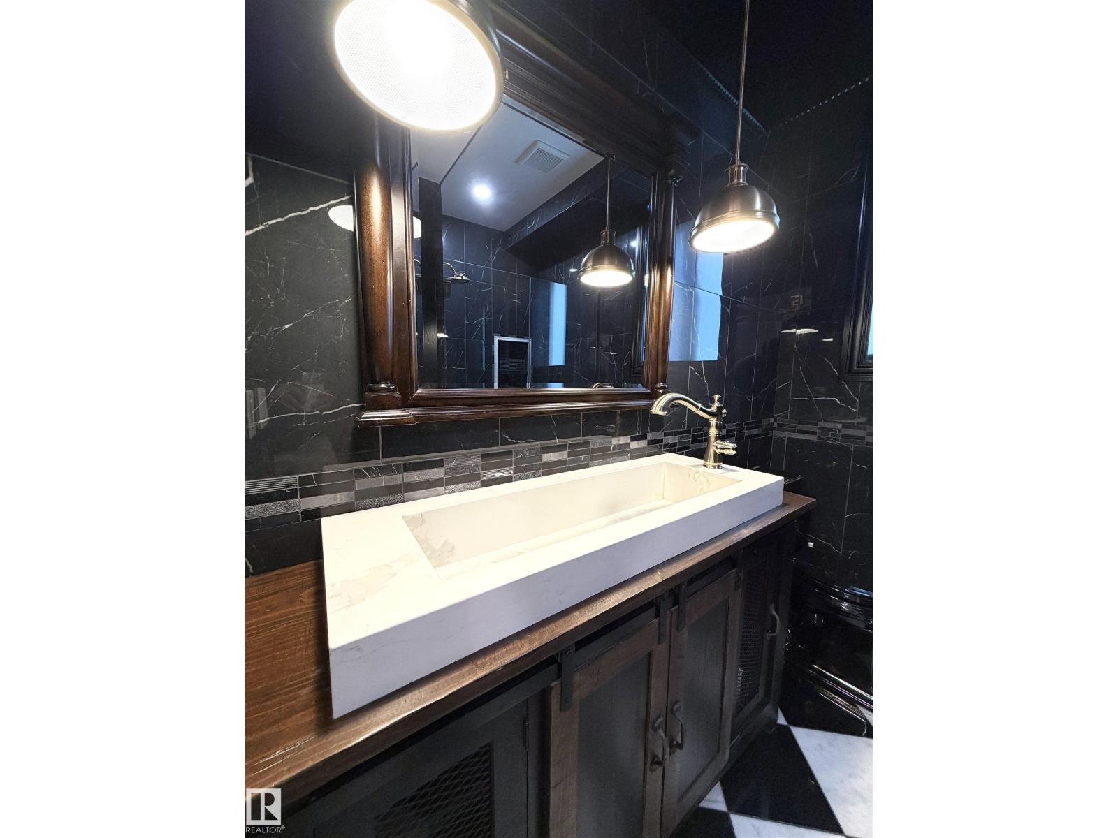 11833 102 Av Nw Property Photo 32