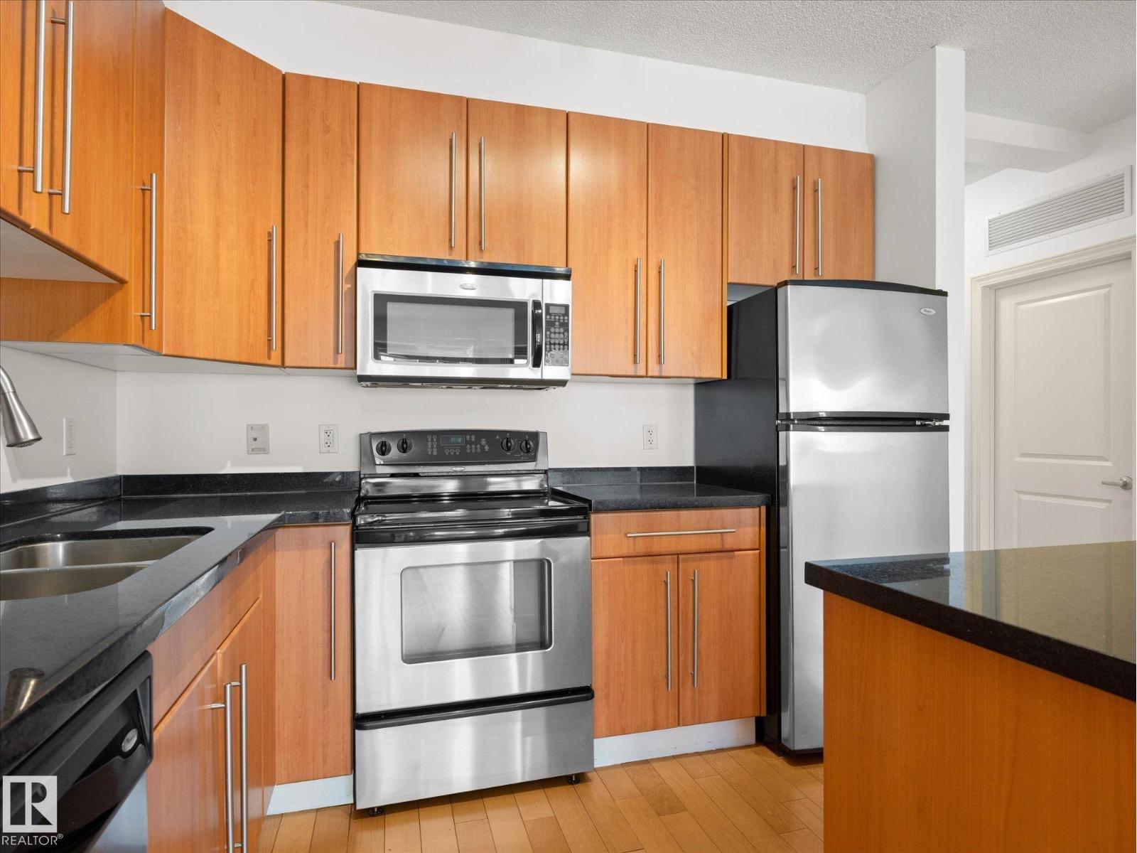 #707 9819 104 St Nw Property Photo 10