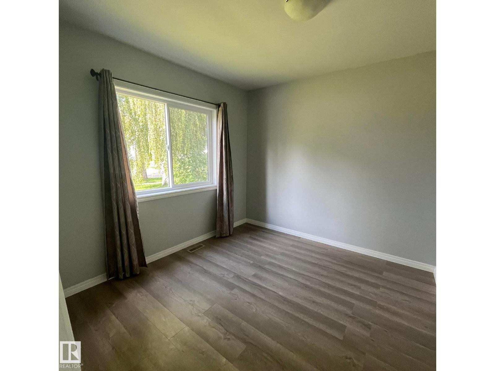 5212 51 Ave Property Photo 15