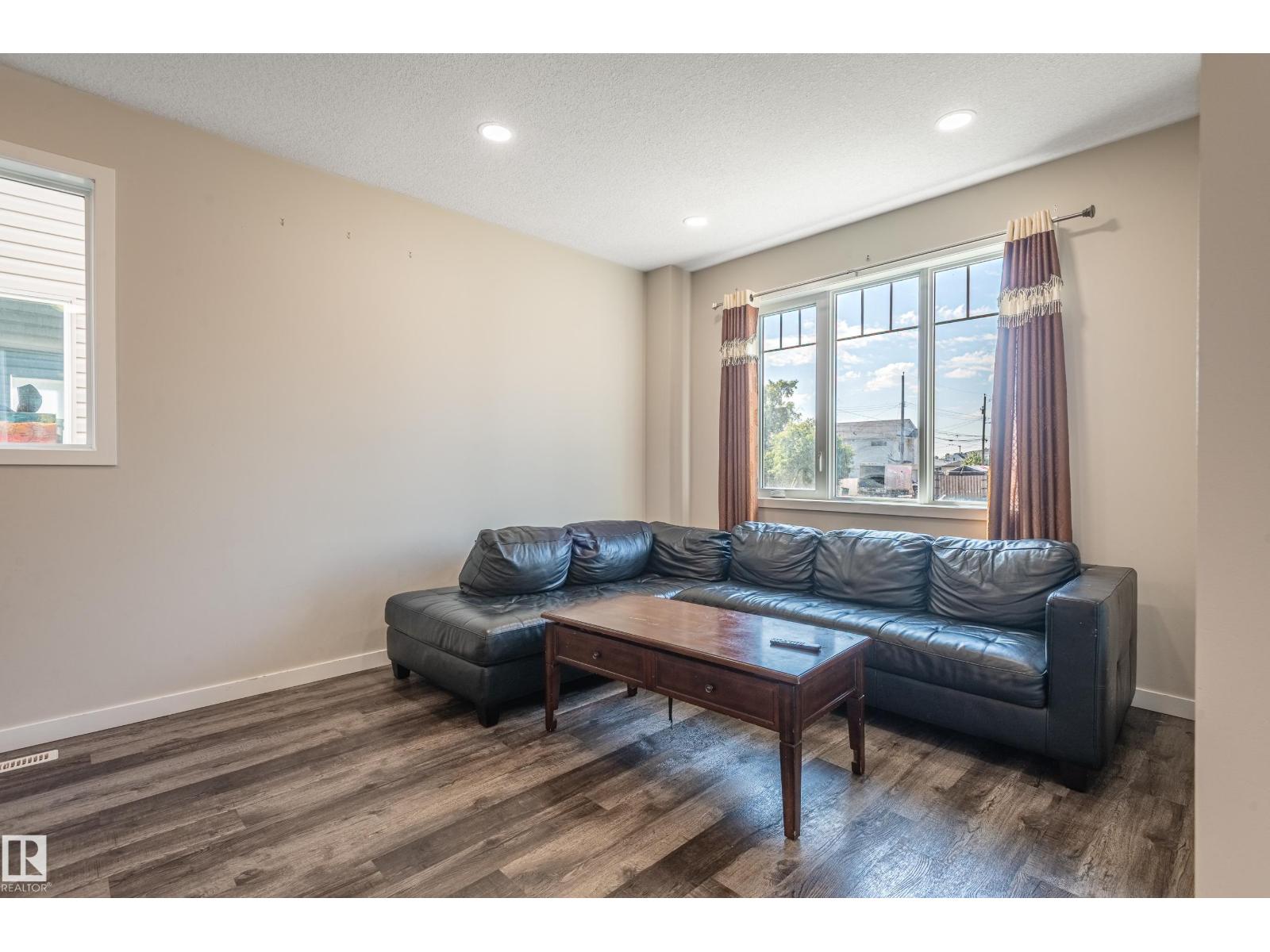 15928 100 Av Nw Property Photo 4