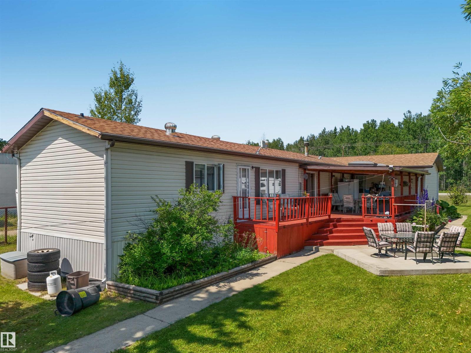 4905 46 Av Property Photo 2