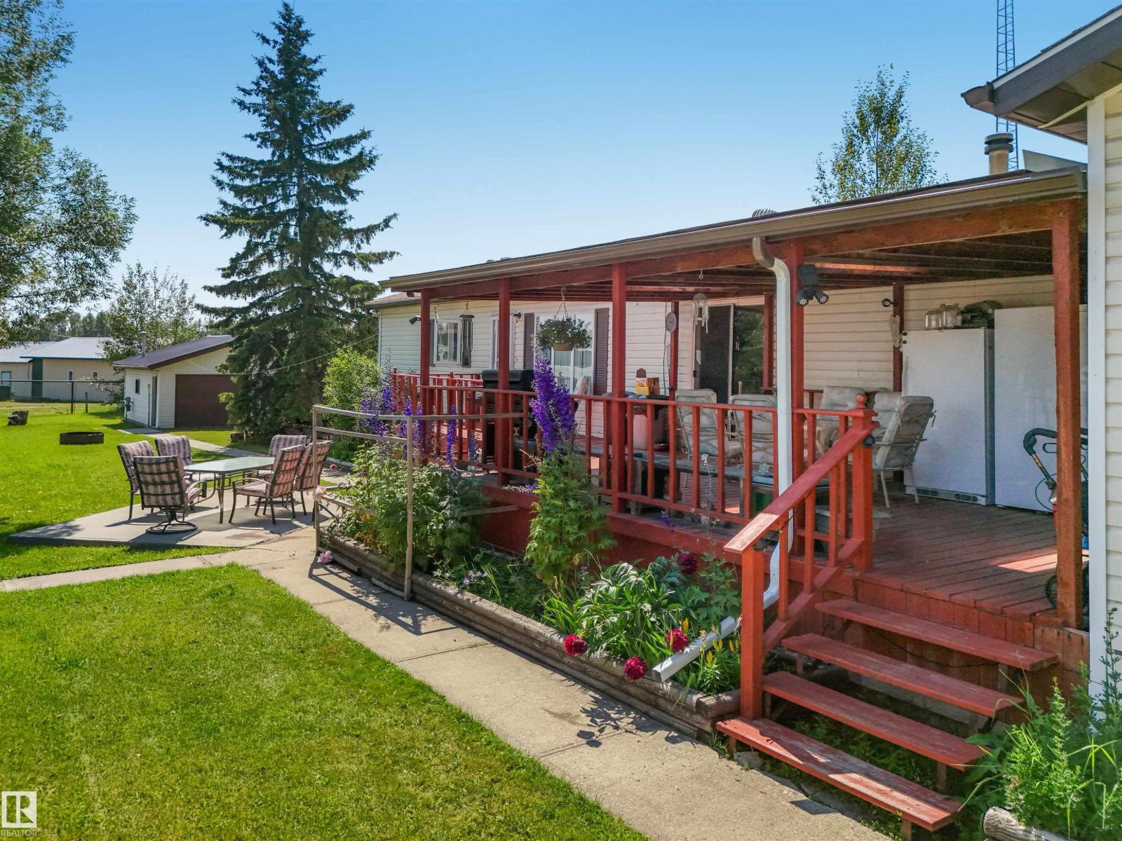 4905 46 Av Property Photo 3