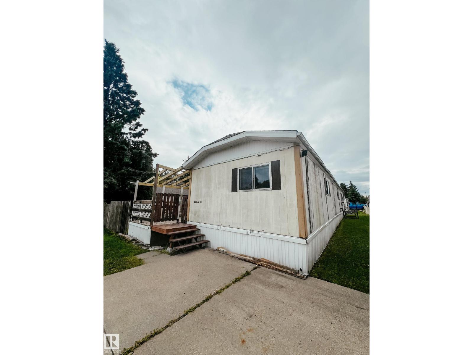 4912 52 St Property Photo 2