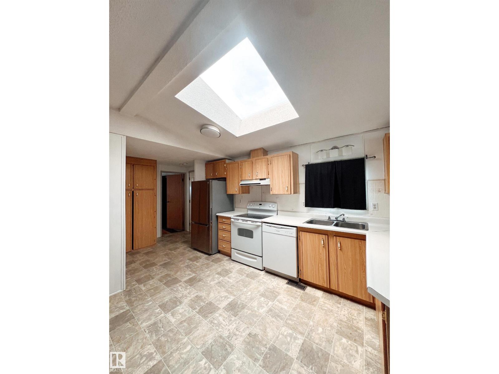 4912 52 St Property Photo 4
