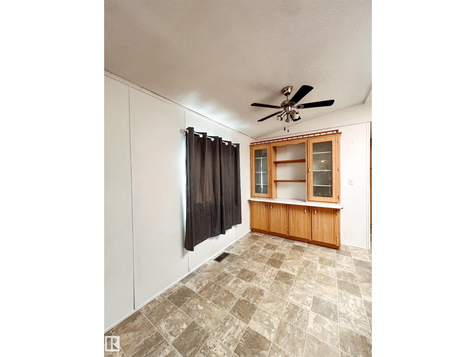 4912 52 St Property Photo 8