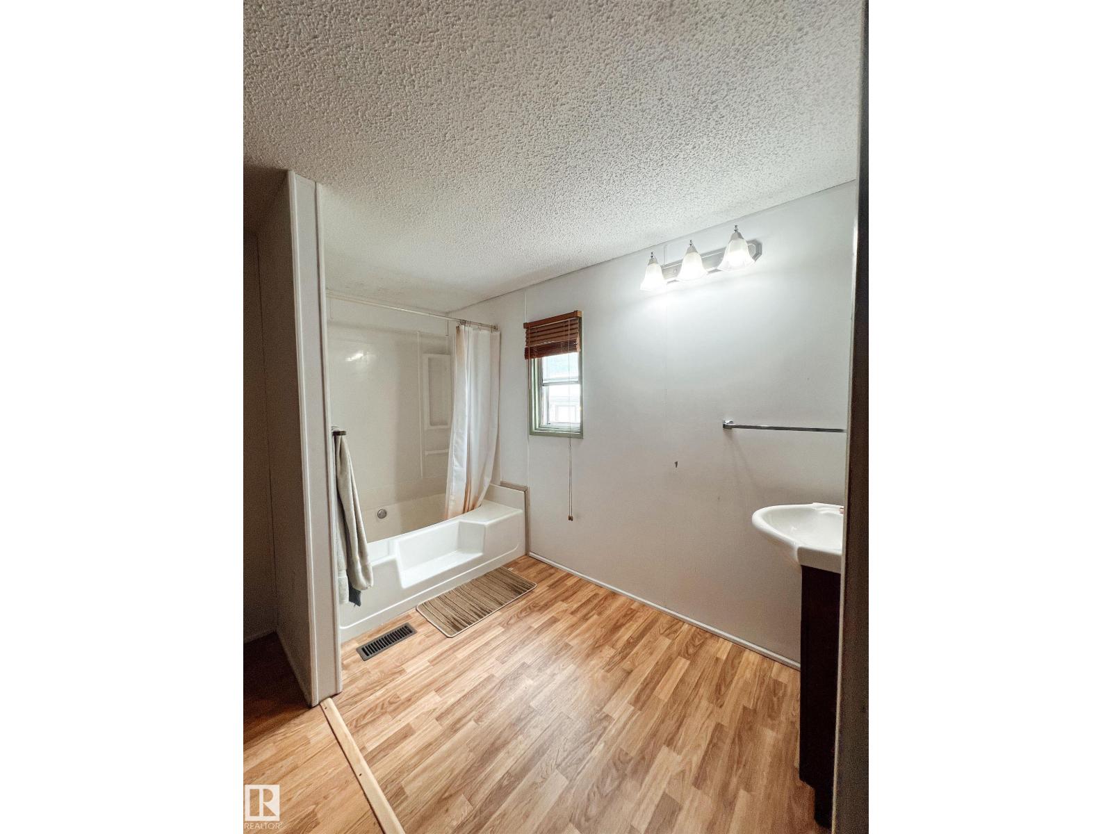 4912 52 St Property Photo 11