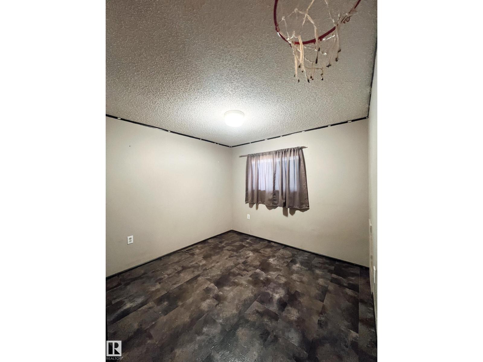 4912 52 St Property Photo 13