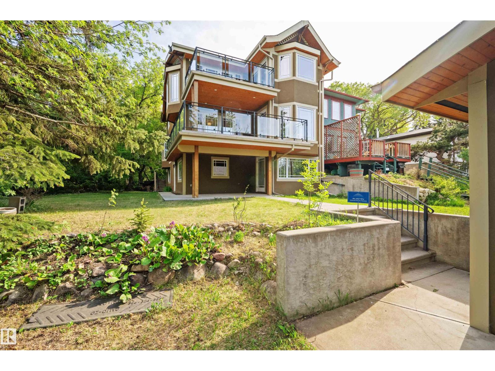 9652 86 Av Nw Property Photo 1