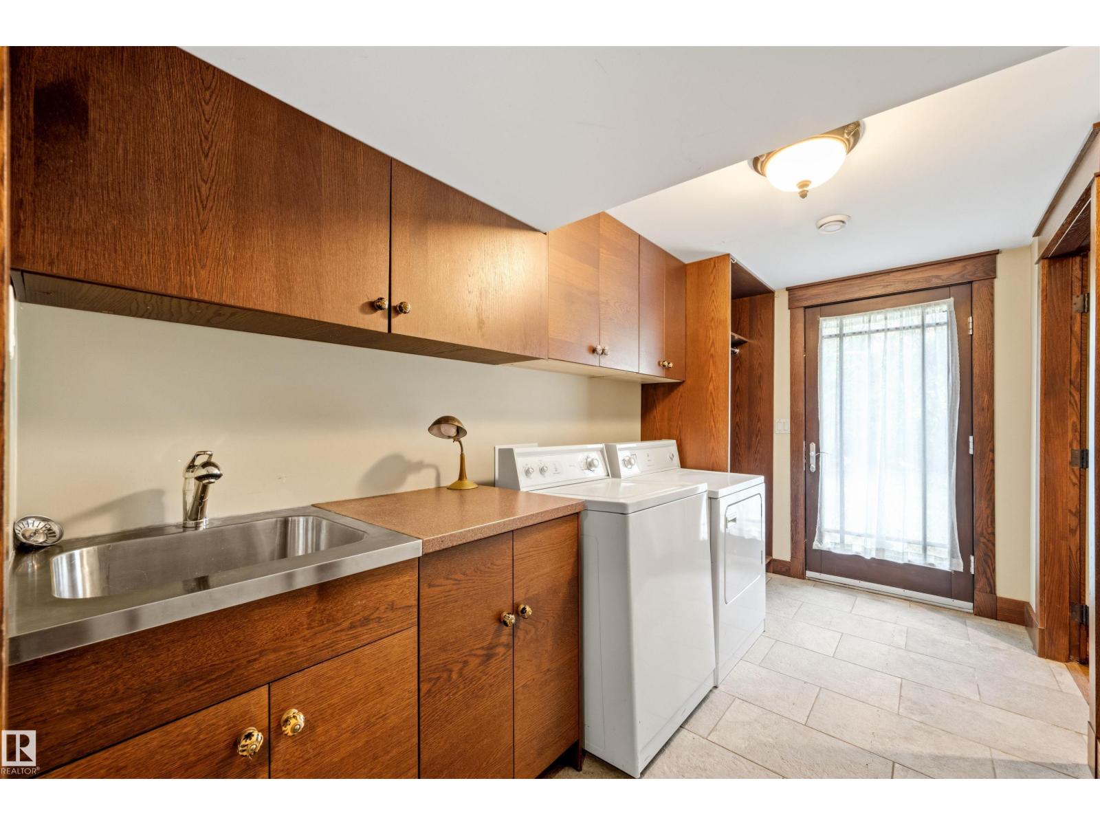 9652 86 Av Nw Property Photo 39