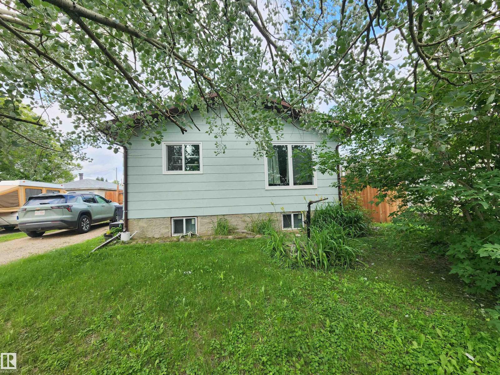 4806 52 AV Property Photo 1