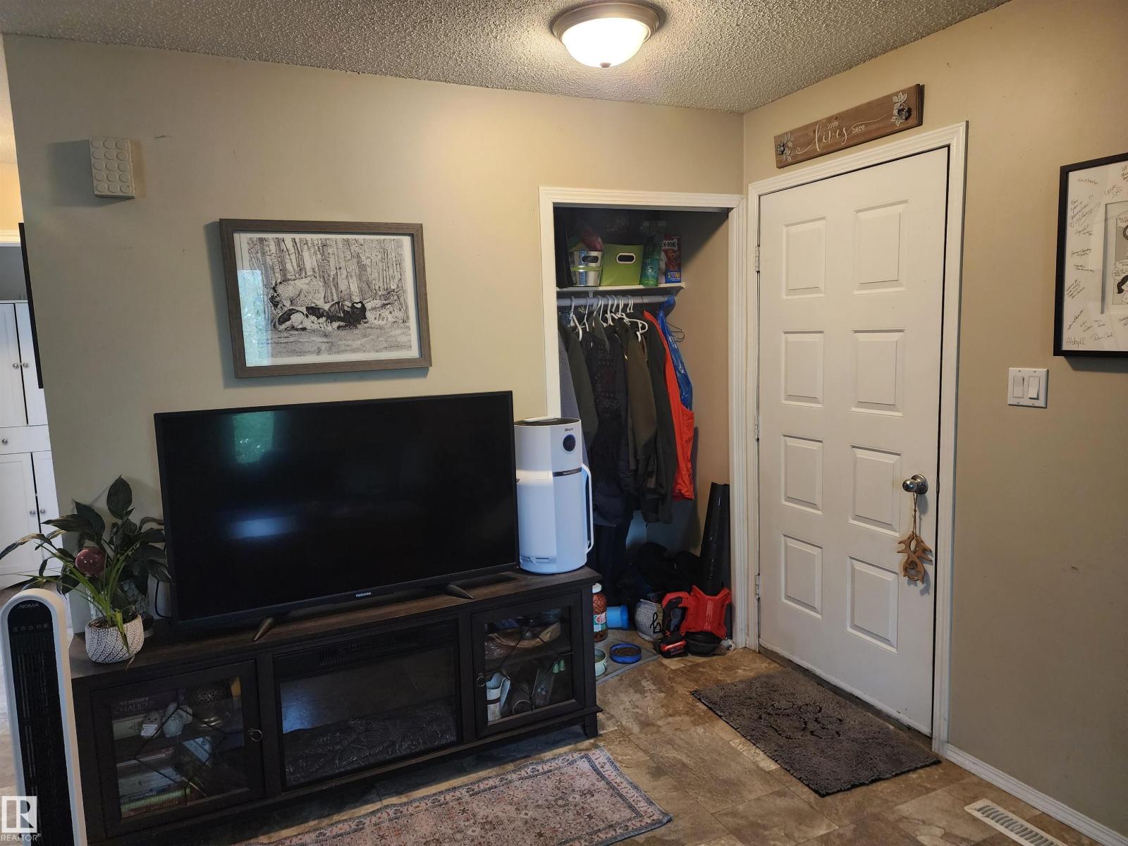 4806 52 Av Property Photo 9