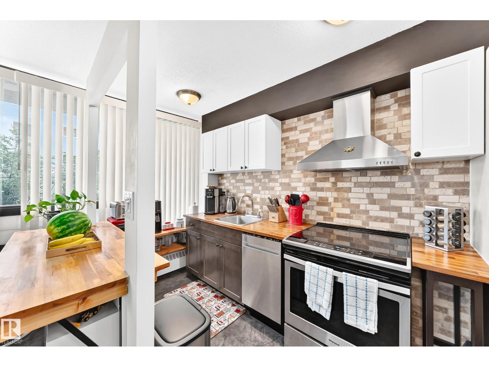 #230 10160 114 St Nw Property Photo 2