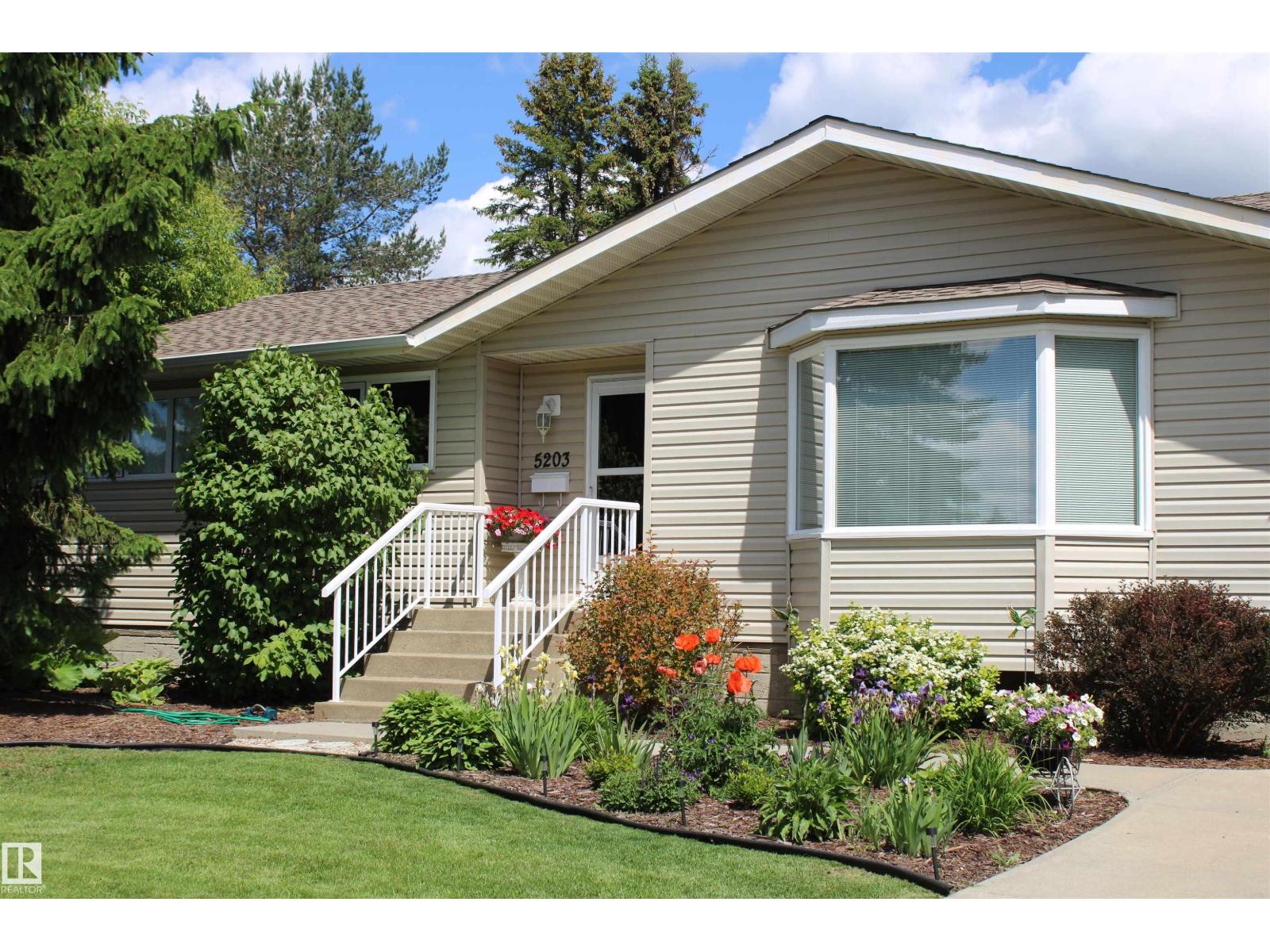 5203 45 ST Property Photo 1