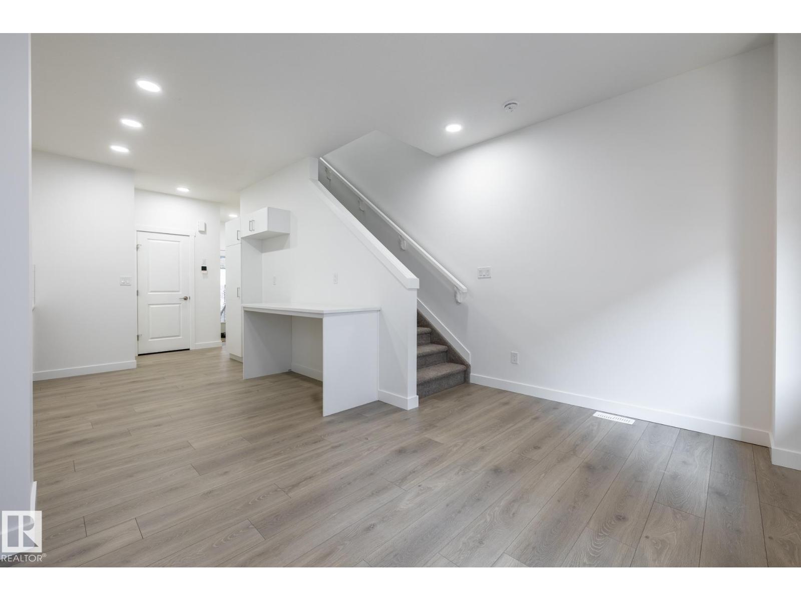 #32 7020 Keswick Cm Sw Property Photo 6