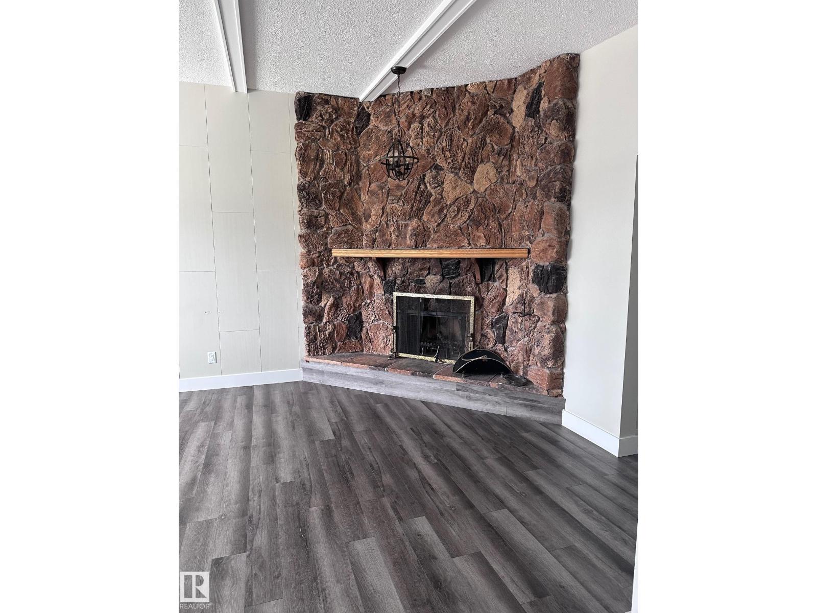 7604 7606 75 St Nw Property Photo 6
