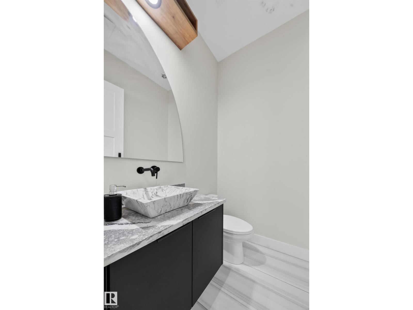 4017 47 Av Property Photo 27