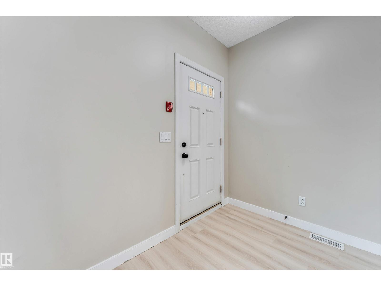 #27 13825 155 Av Nw Property Photo 5