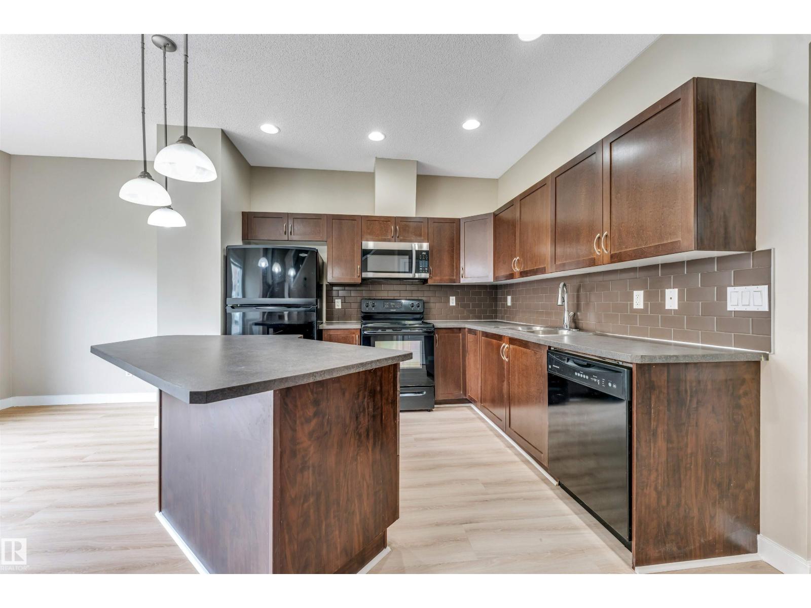 #27 13825 155 Av Nw Property Photo 12