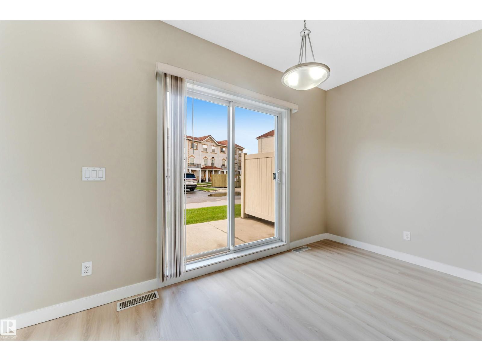 #27 13825 155 Av Nw Property Photo 17