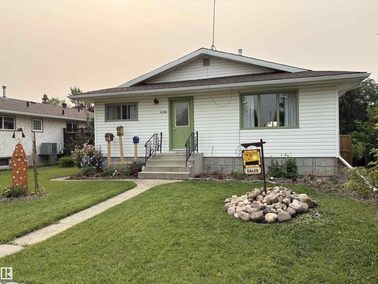 5308 50 St Property Photo 1