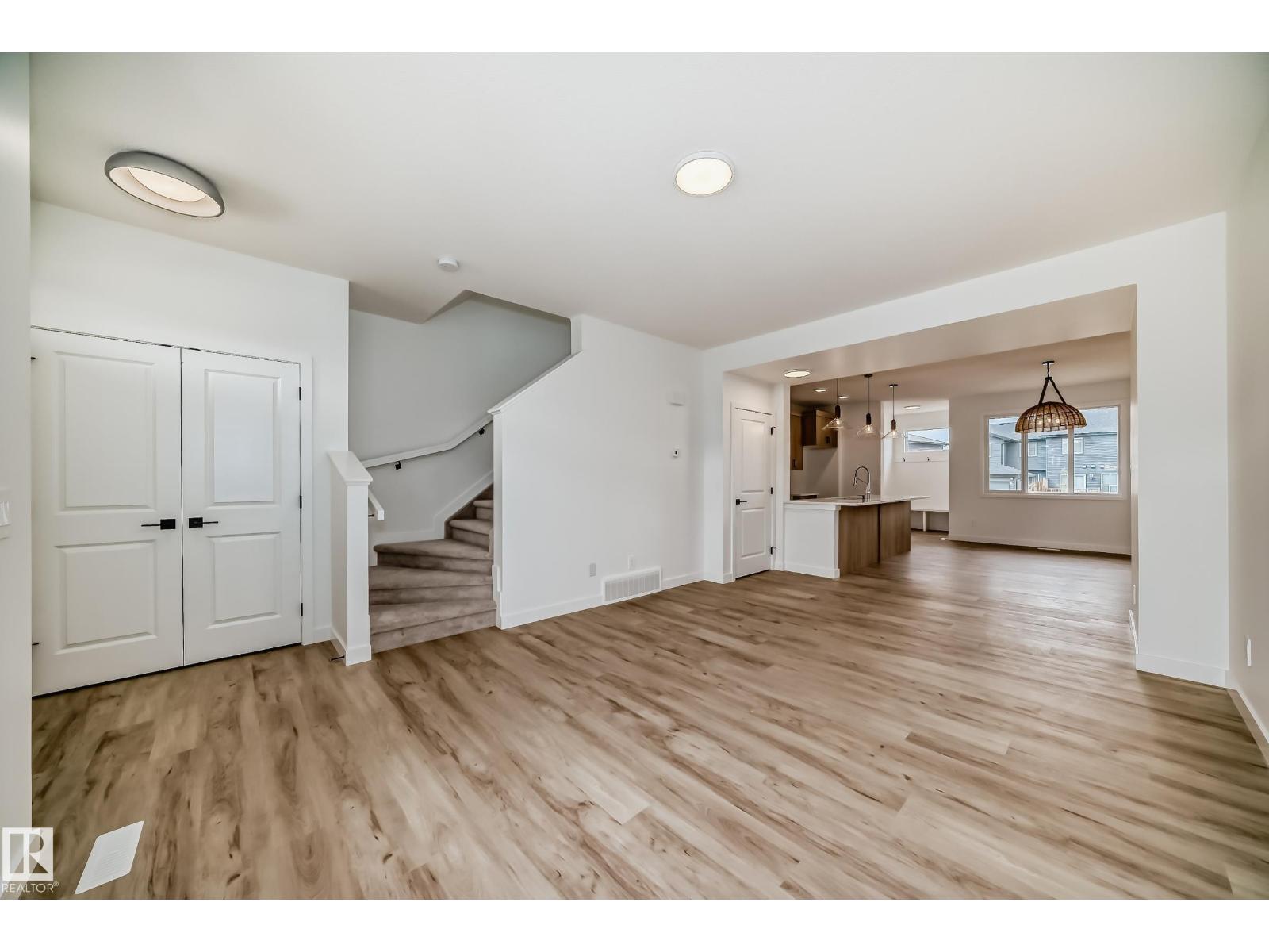 2624 62 St Sw Property Photo 4