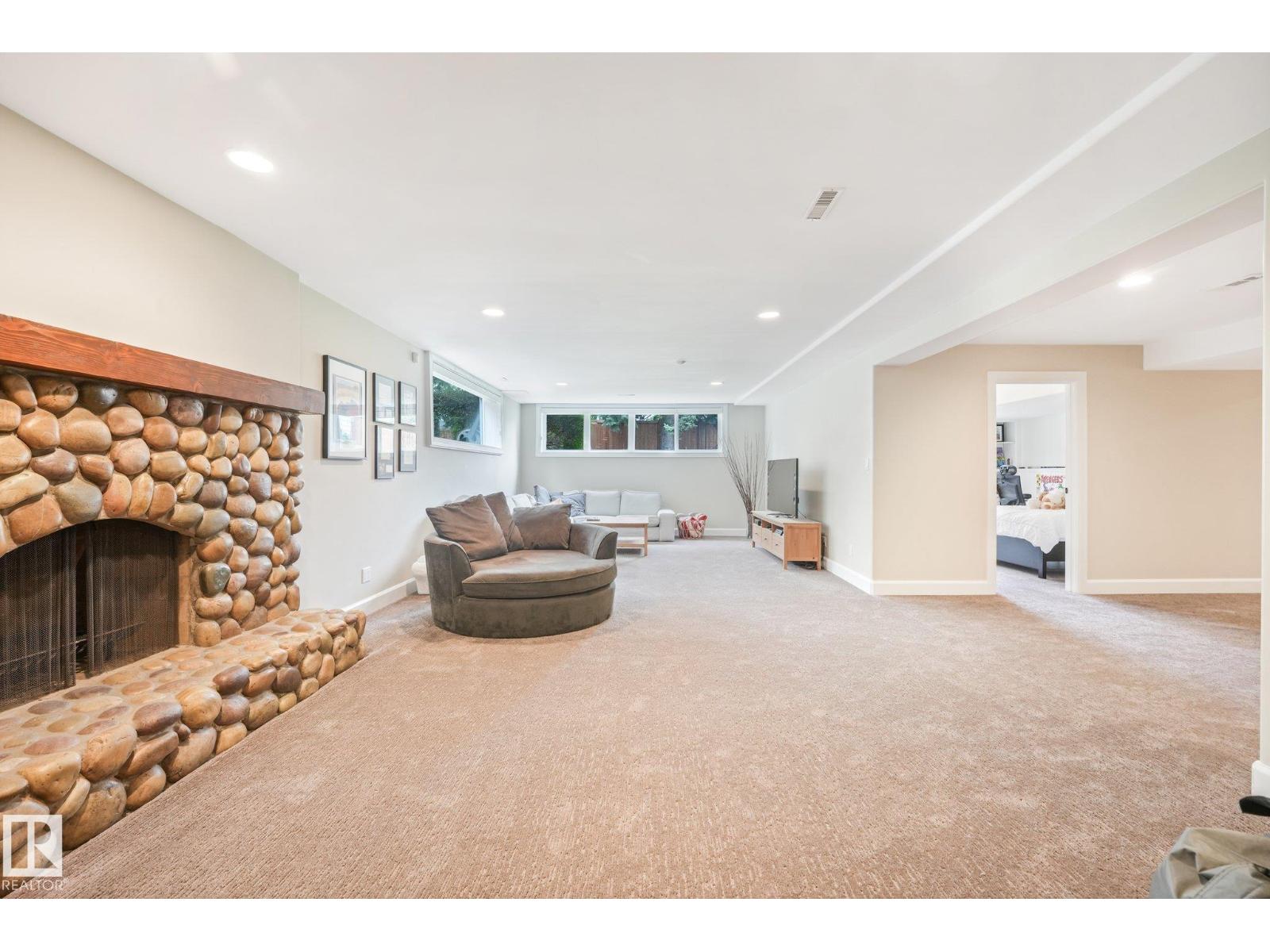 14128 98 Av Nw Property Photo 43