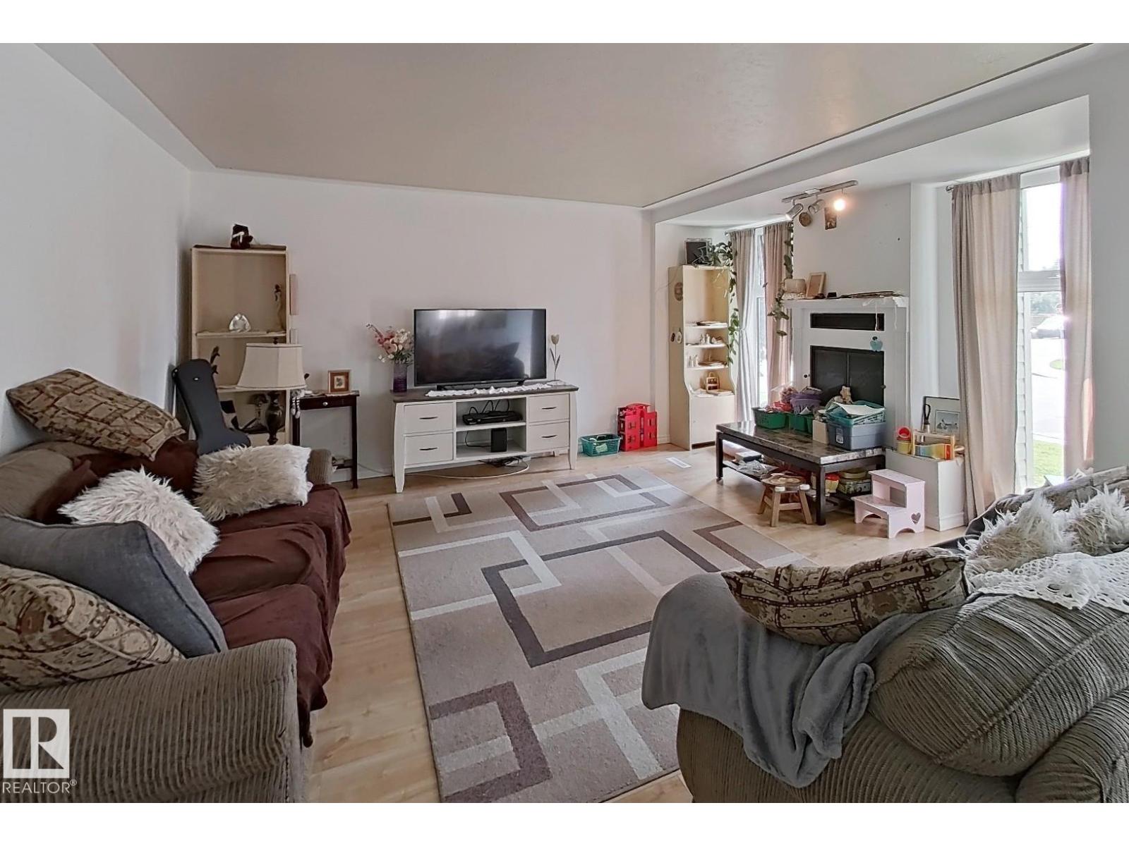 9201 153 St Nw Property Photo 4
