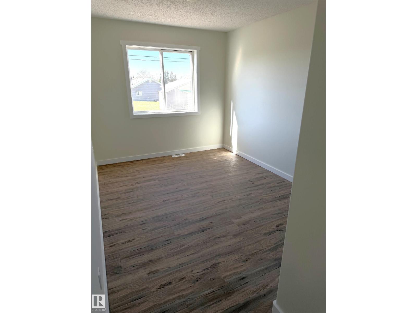 4313 54 Av Property Photo 23