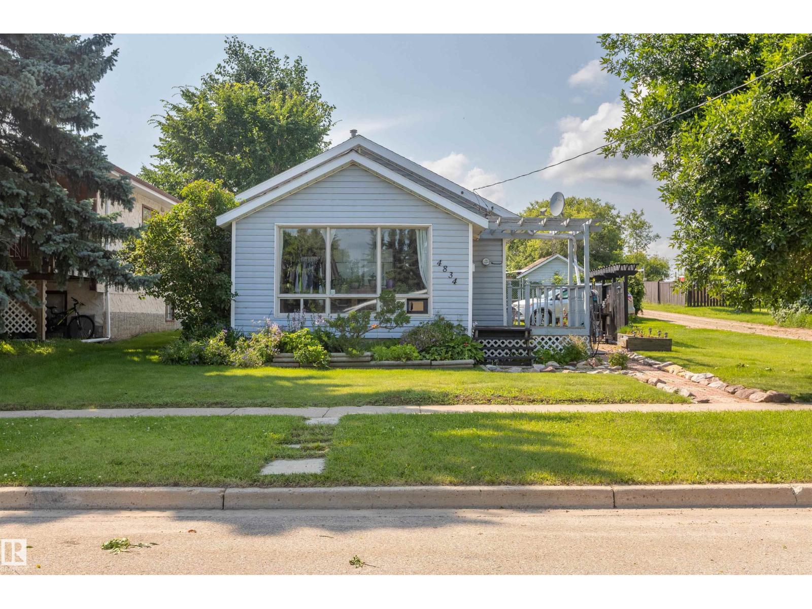 4834 51 St Property Photo 1