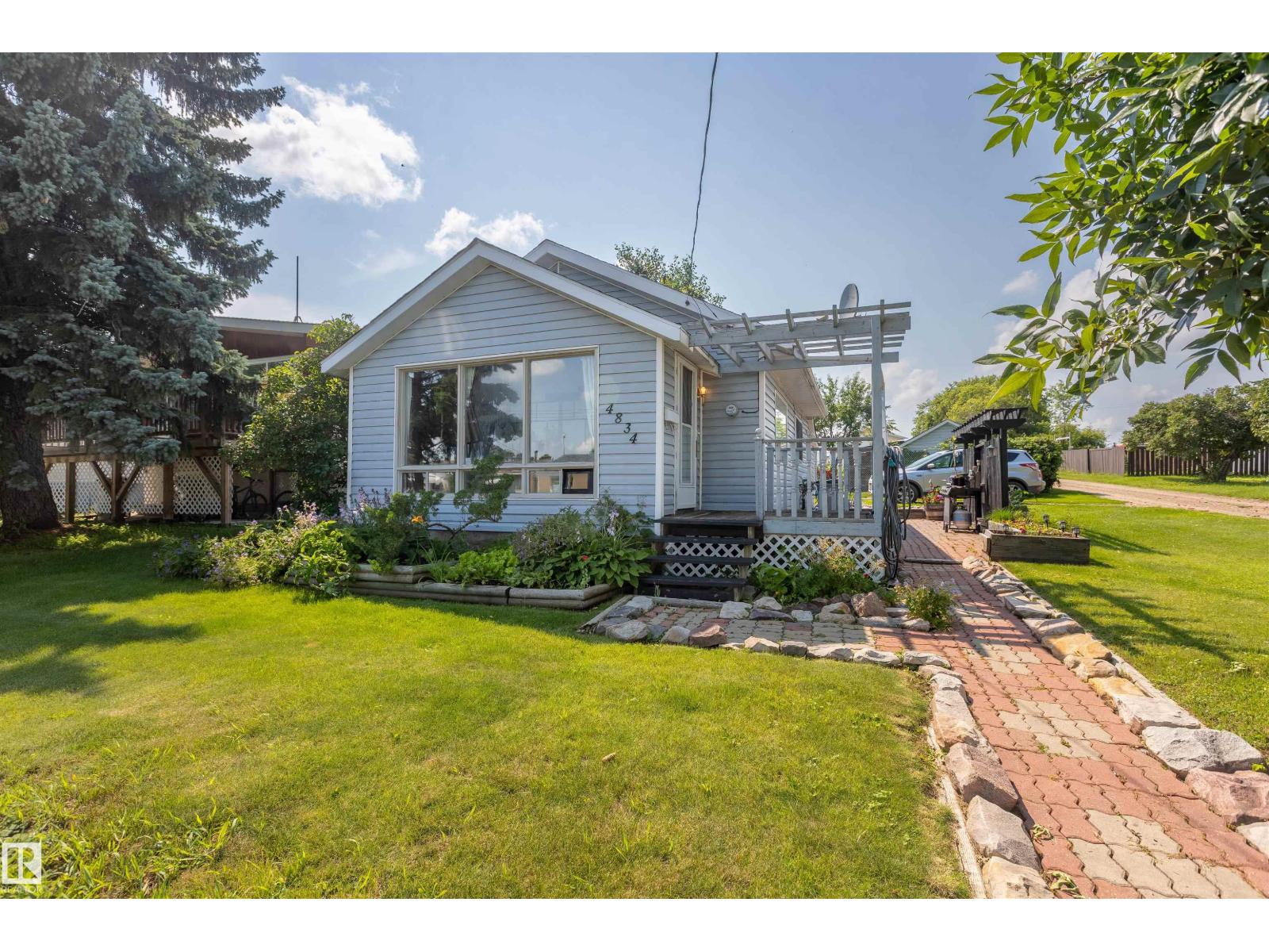 4834 51 St Property Photo 2