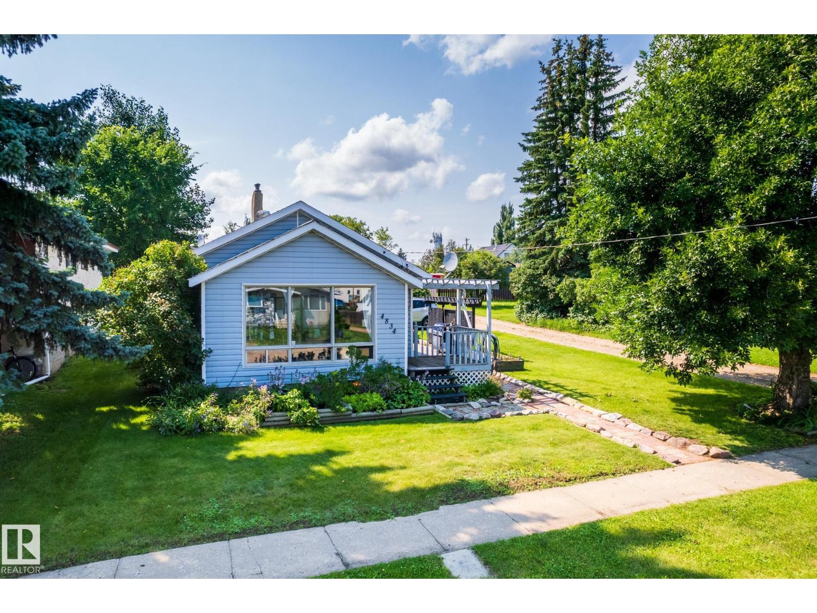 4834 51 St Property Photo 3